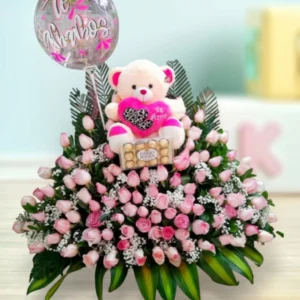 Cumpleaños de Ensueño – Arreglo de Rosas Rosadas con Peluche y Globo