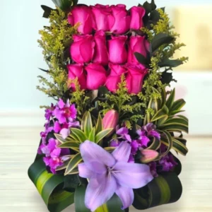 Elegancia Fucsia – Arreglo de Rosas Fucsias y Flores Lilas
