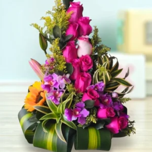 Encanto de Primavera – Arreglo de Rosas Fucsias y Flores Lilas